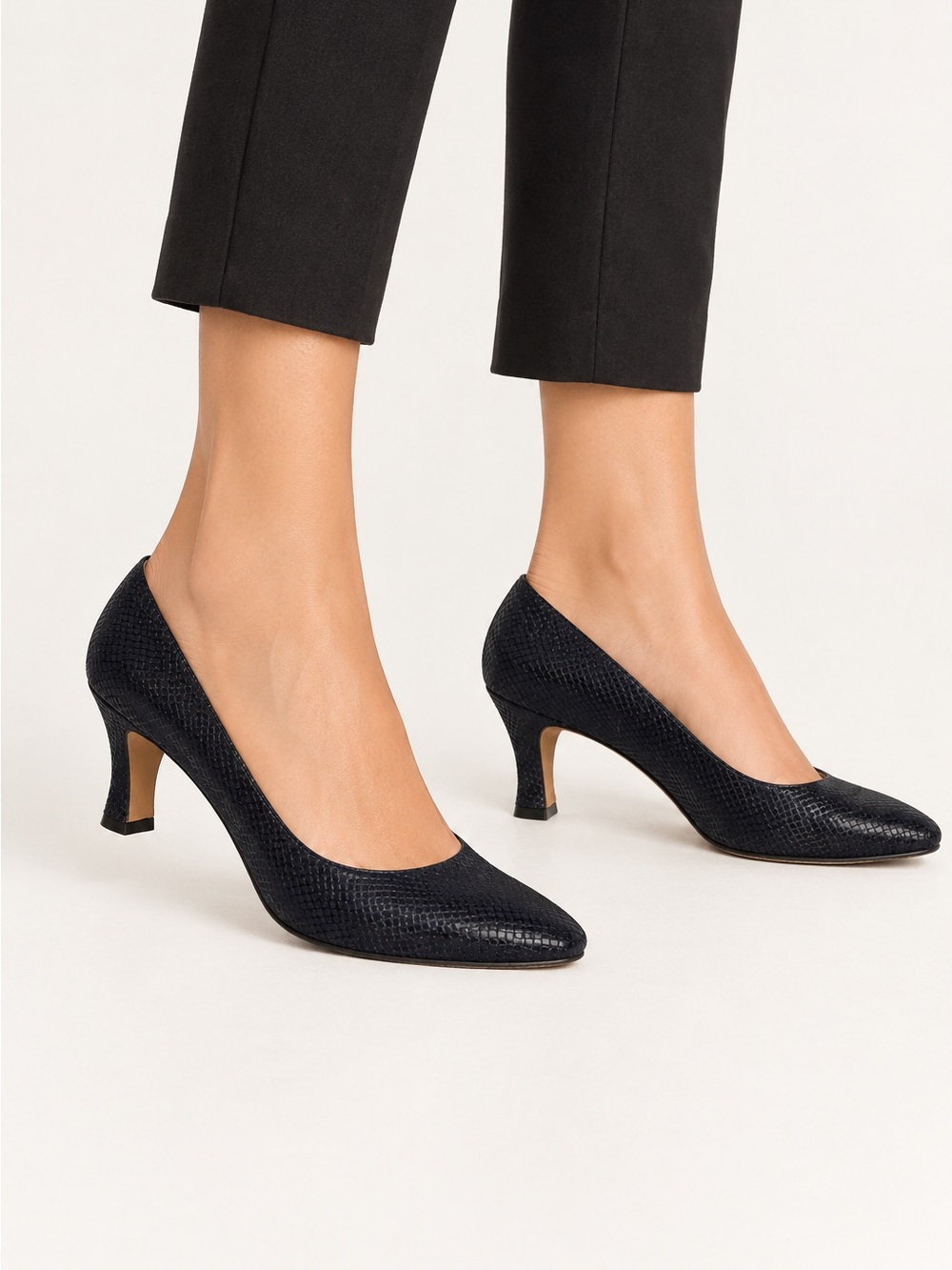 Ferragamo Black Textured Leather Pumps Size 7
